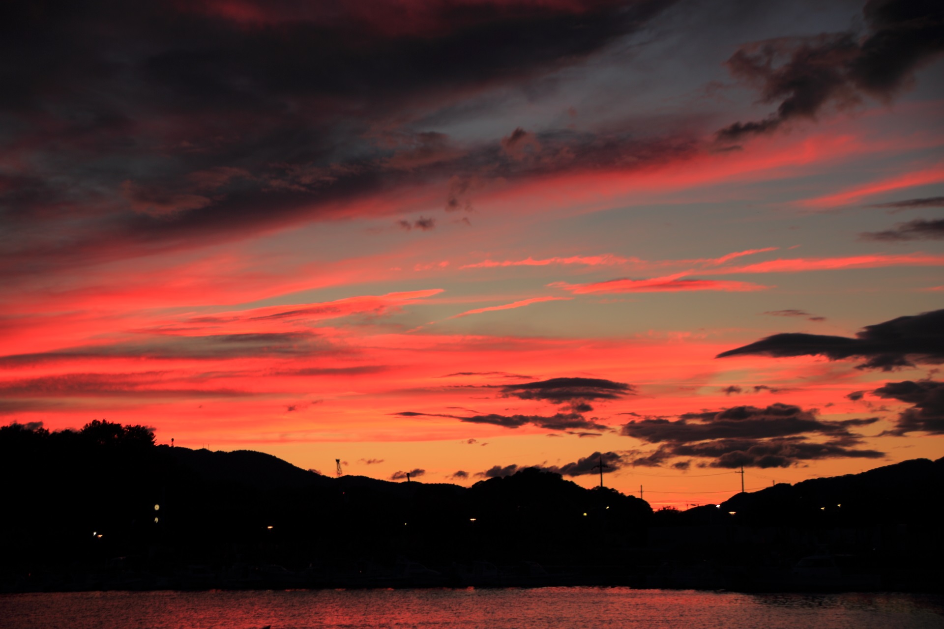 夕焼け空を映してオレンジやピンク色に染まる舞鶴港の海面