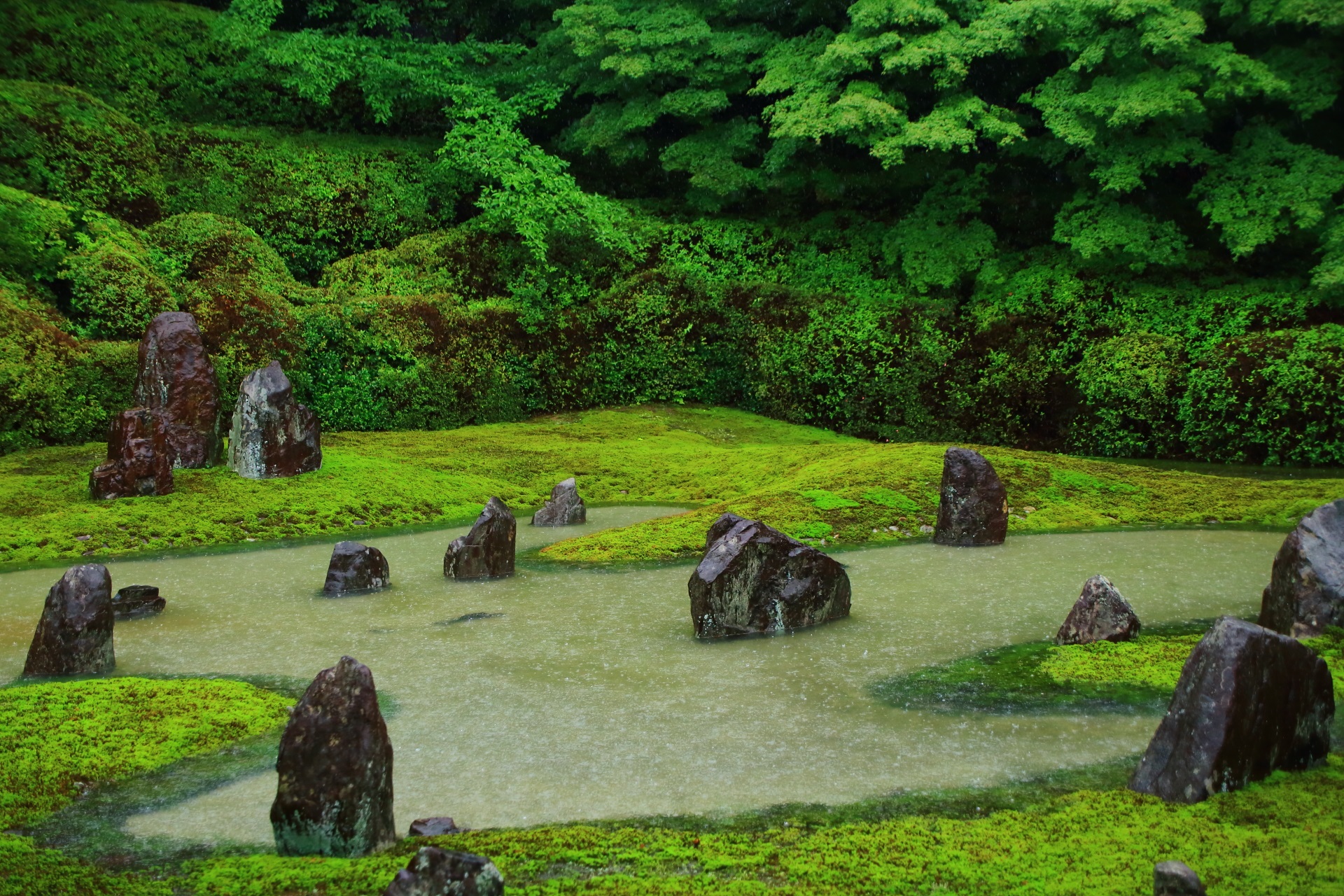 昭和の名作庭家である重森三玲によって作られた枯山水庭園の東福寺塔頭光明院の波心庭