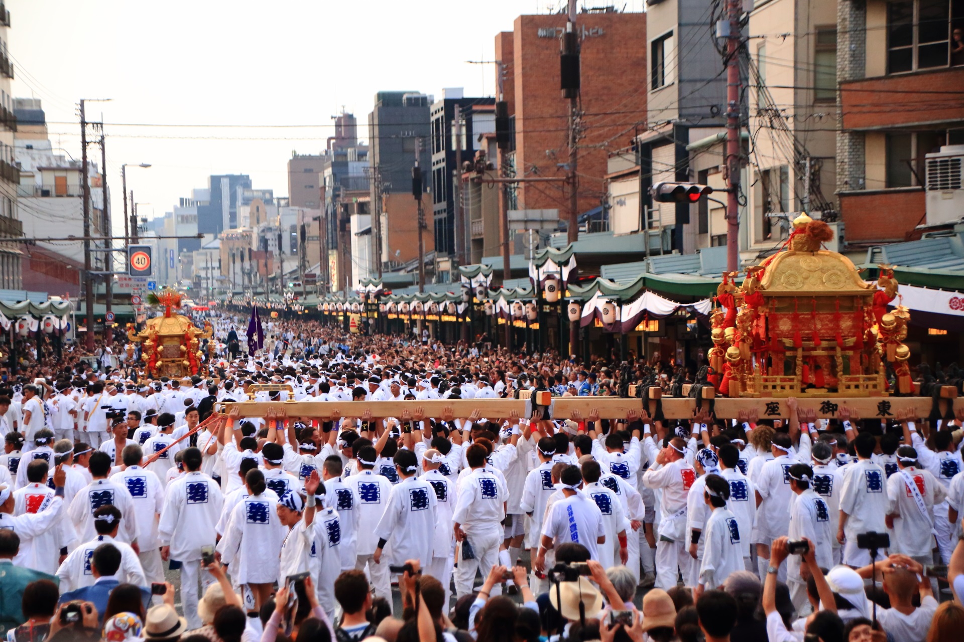三基のお神輿がそれぞれの順路に沿って京都の街を巡る祇園祭の神輿渡御