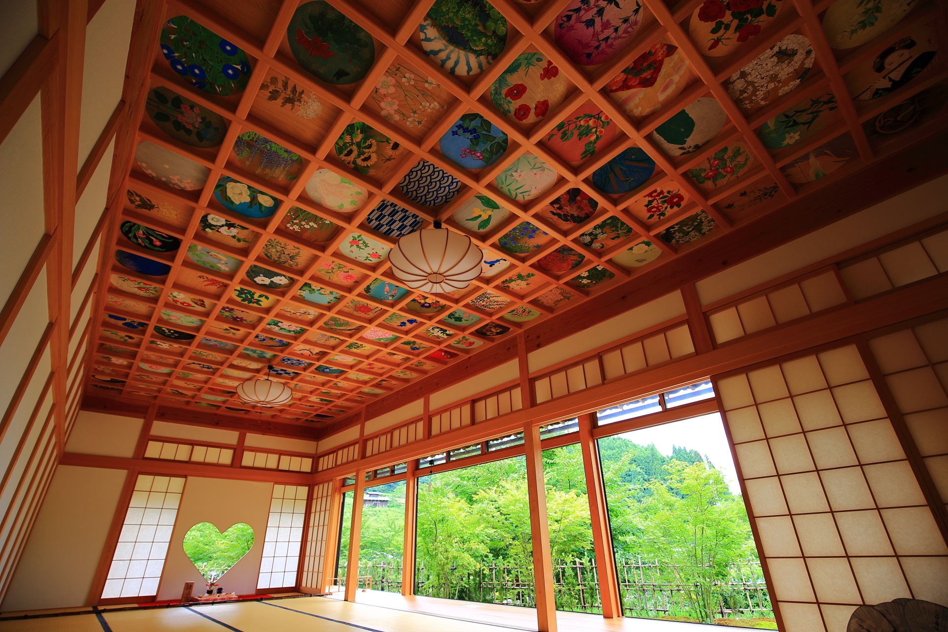 正寿院の客殿のハート型の猪目窓とたくさんの絵が描かれた天井画