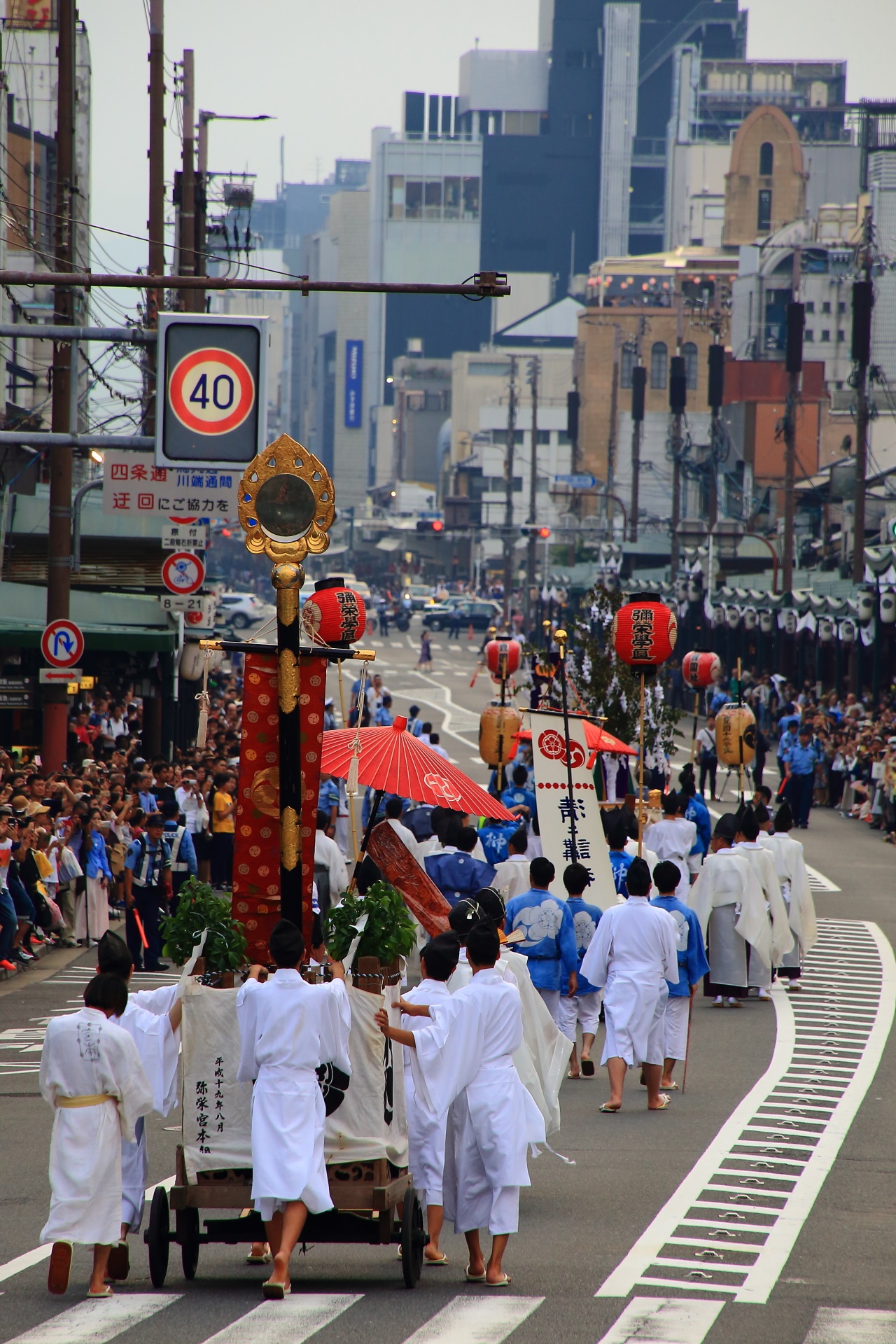 八坂神社前から四条通を進む神幸祭行列