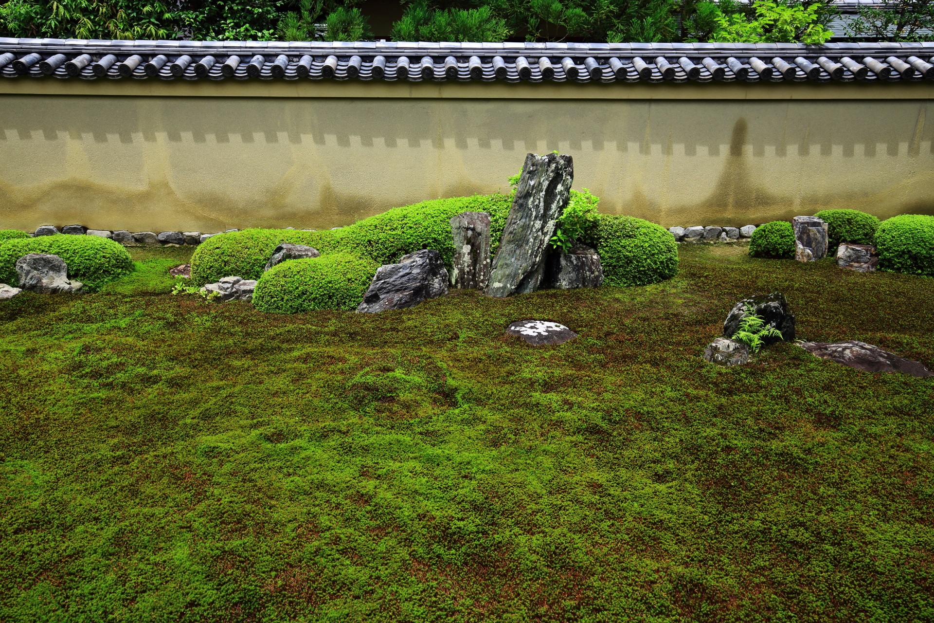 中央の尖った岩が須弥山（しゅみせん）を現す須弥山式の枯山水の龍吟庭