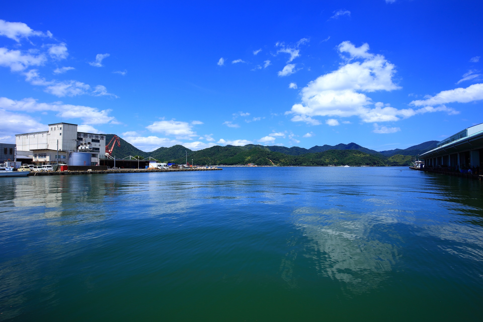 水鏡も見事な伊佐津川から続く静かで美しい西舞鶴港