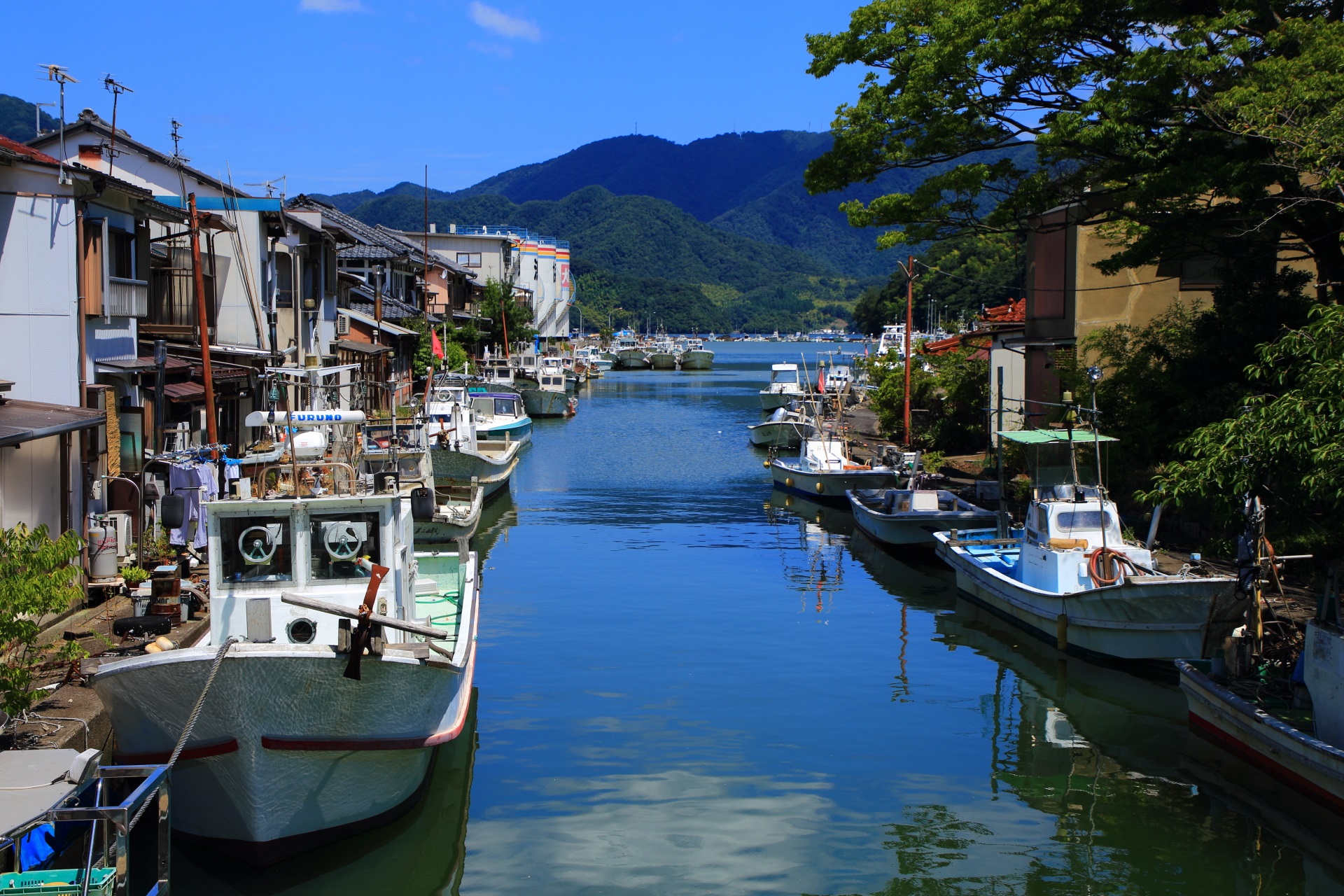 吉原入江　舞鶴の風情ある漁港の街並みと伊佐津川
