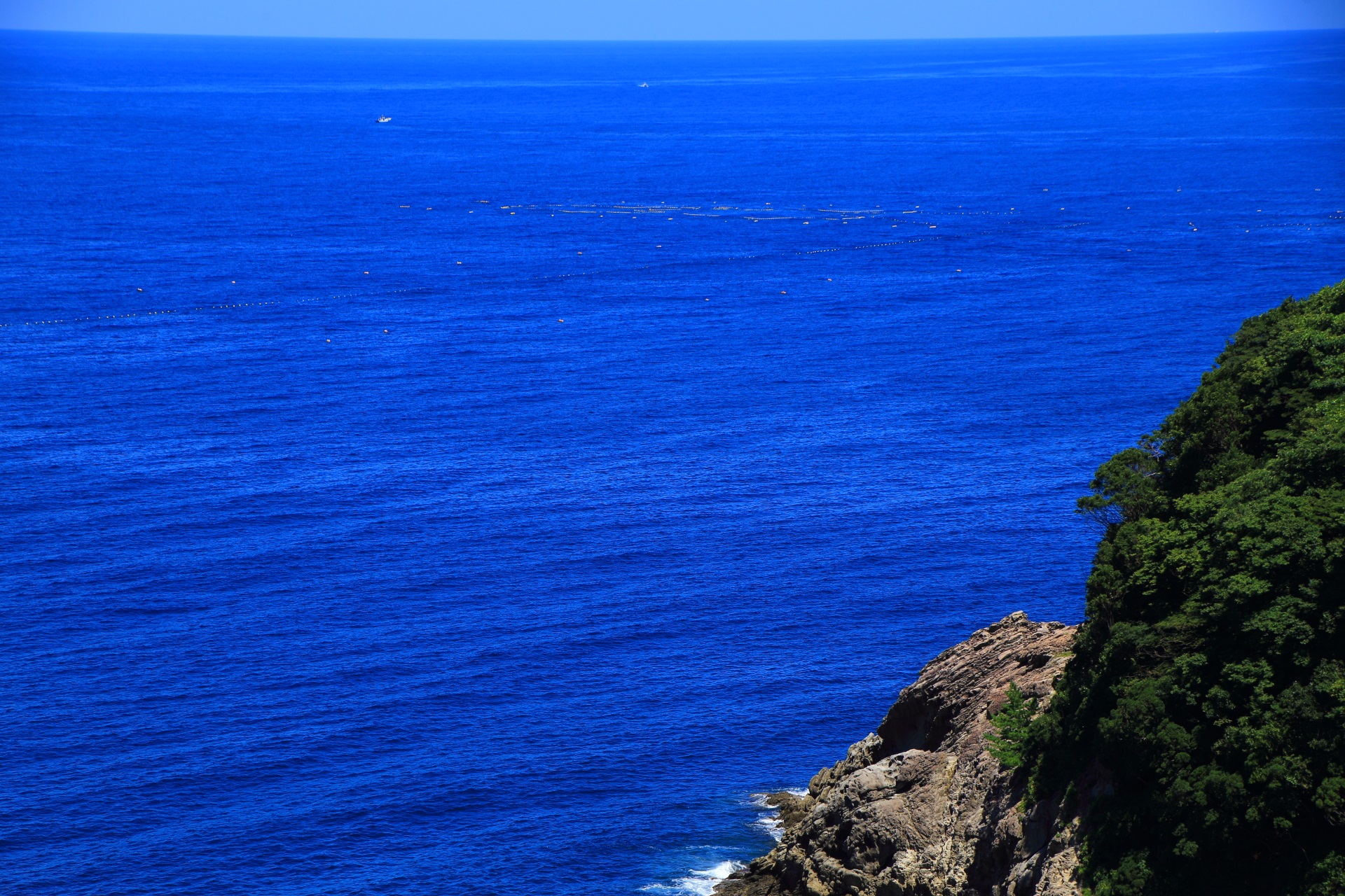 なぜ海は青いのかと言いたくなるようなカマヤ海岸の美しい青い海