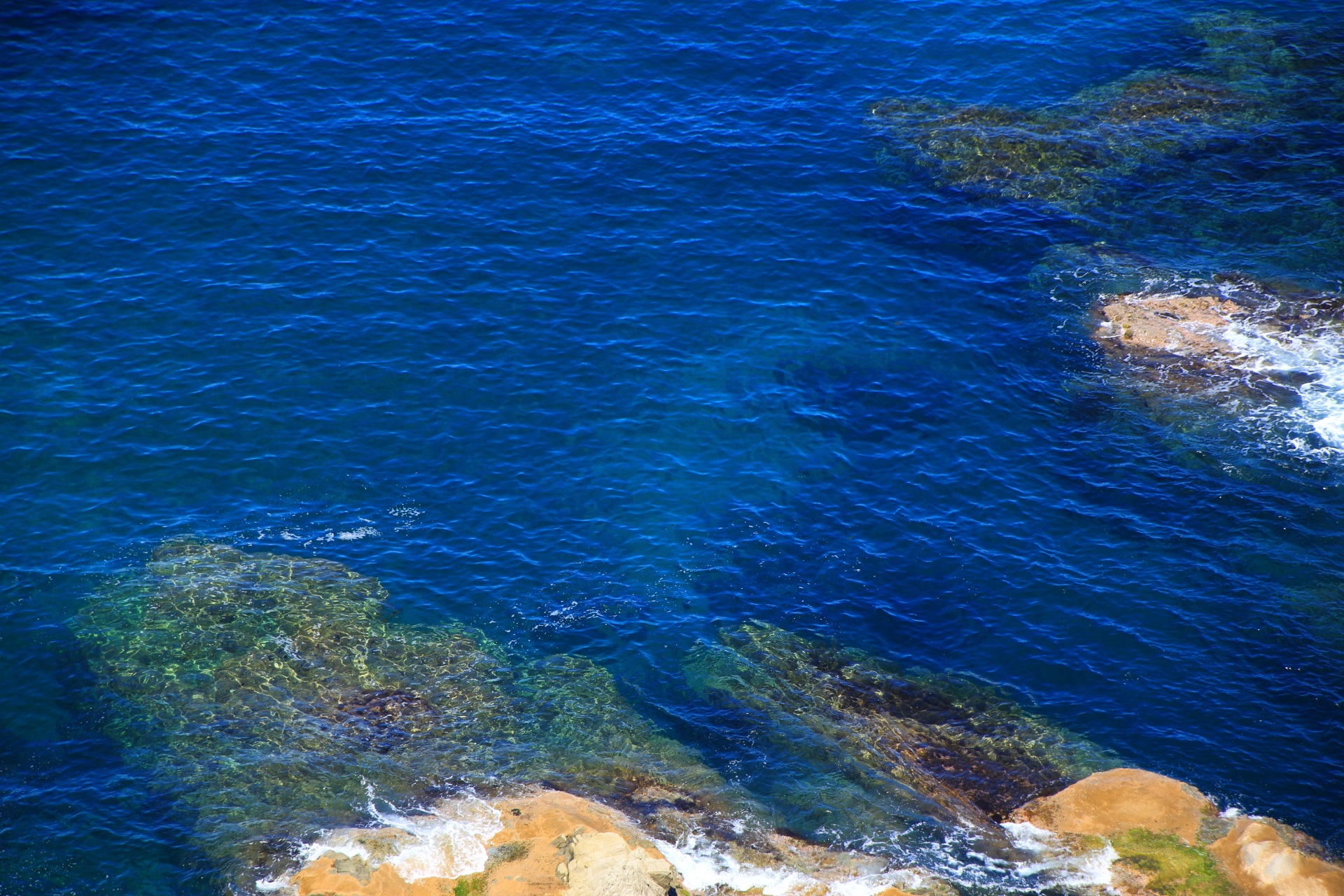 丹後半島の透きとおる美しい青い海