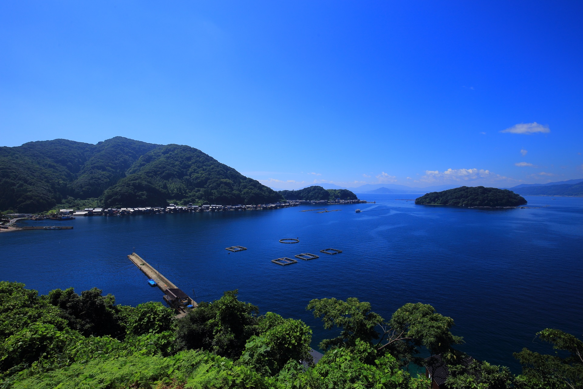 日本海では珍しい南に開けている伊根湾