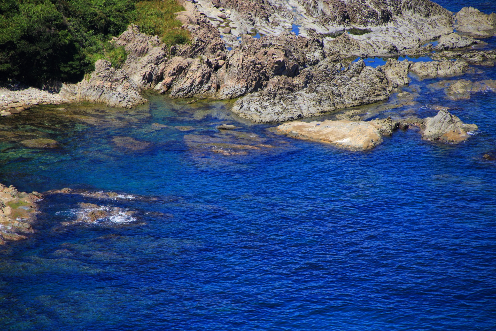 カマヤ海岸の険しい岩場と穏やかで青く美しい海