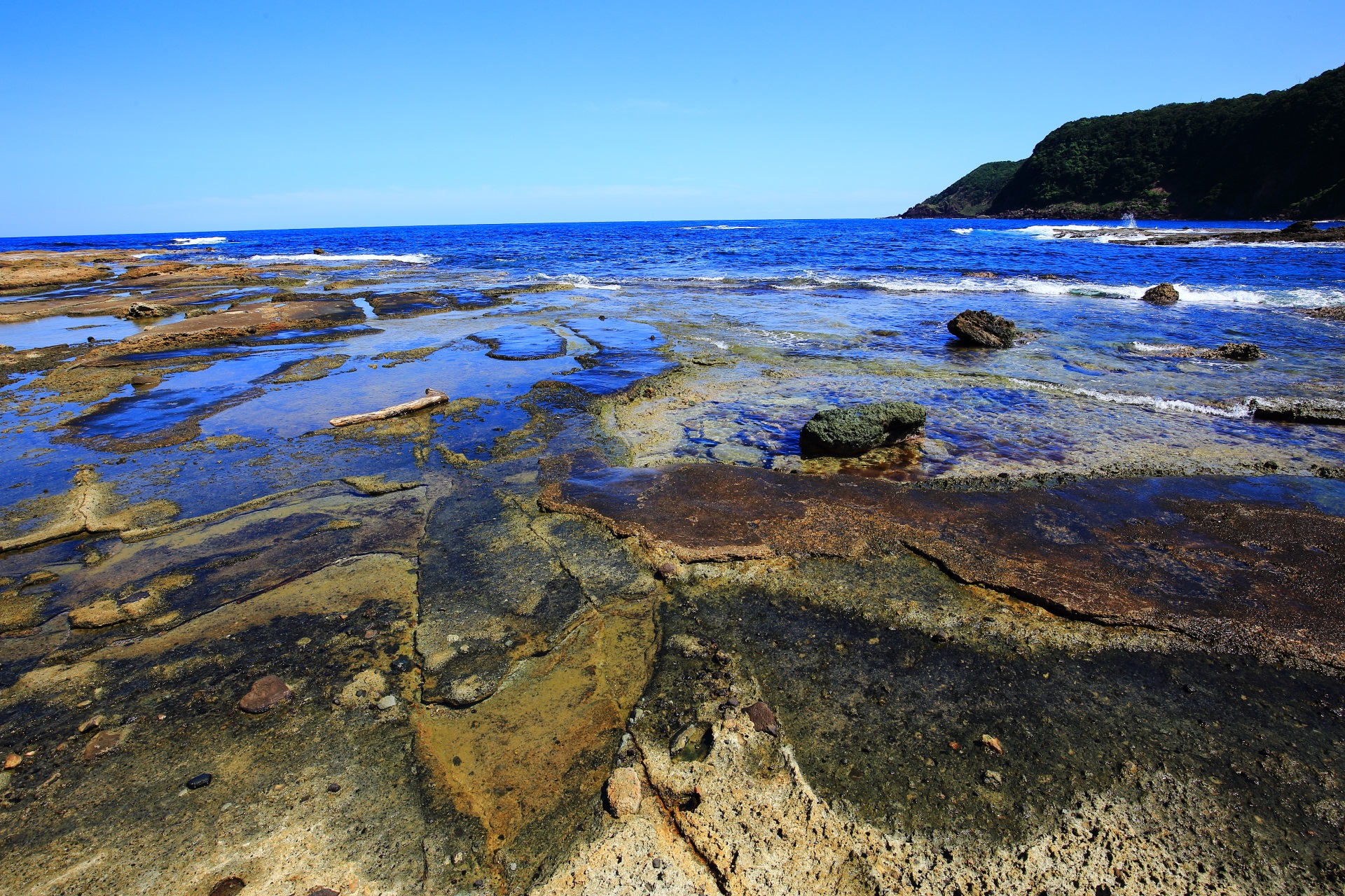 五色浜　京丹後の多彩な岩と美しい日本海