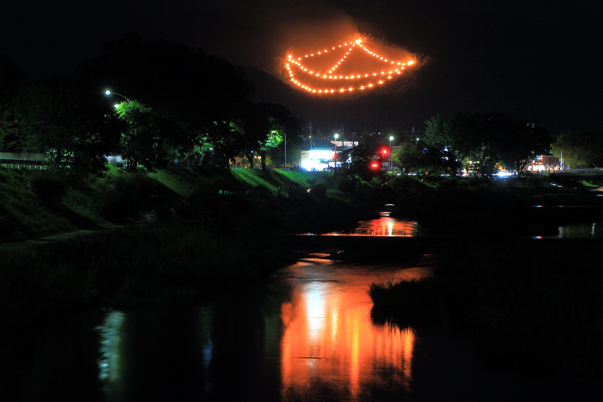 五山送り火 舟形　夜空をそめる炎と賀茂川の水鏡