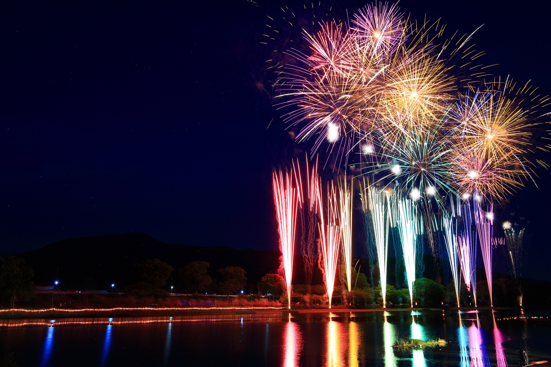 南丹市花火大会　夏の大堰川を彩る多彩な花火