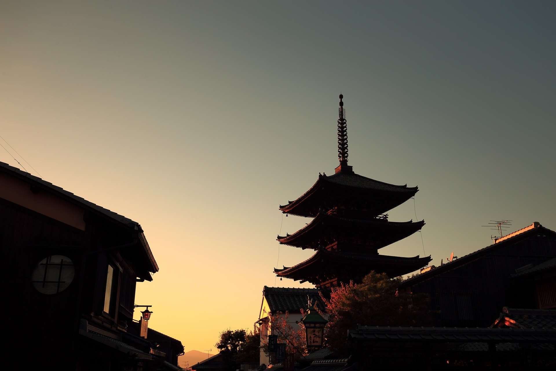 夕暮れに佇む京都の象徴の八坂の塔