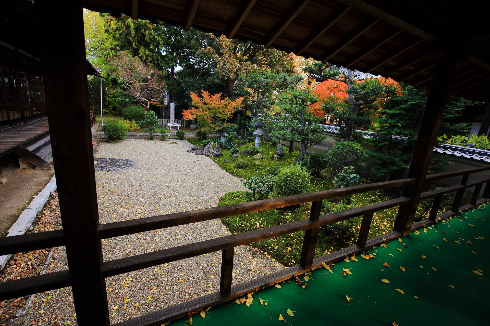 立本寺の回廊から眺めた多彩な彩りの秋の龍華庭園
