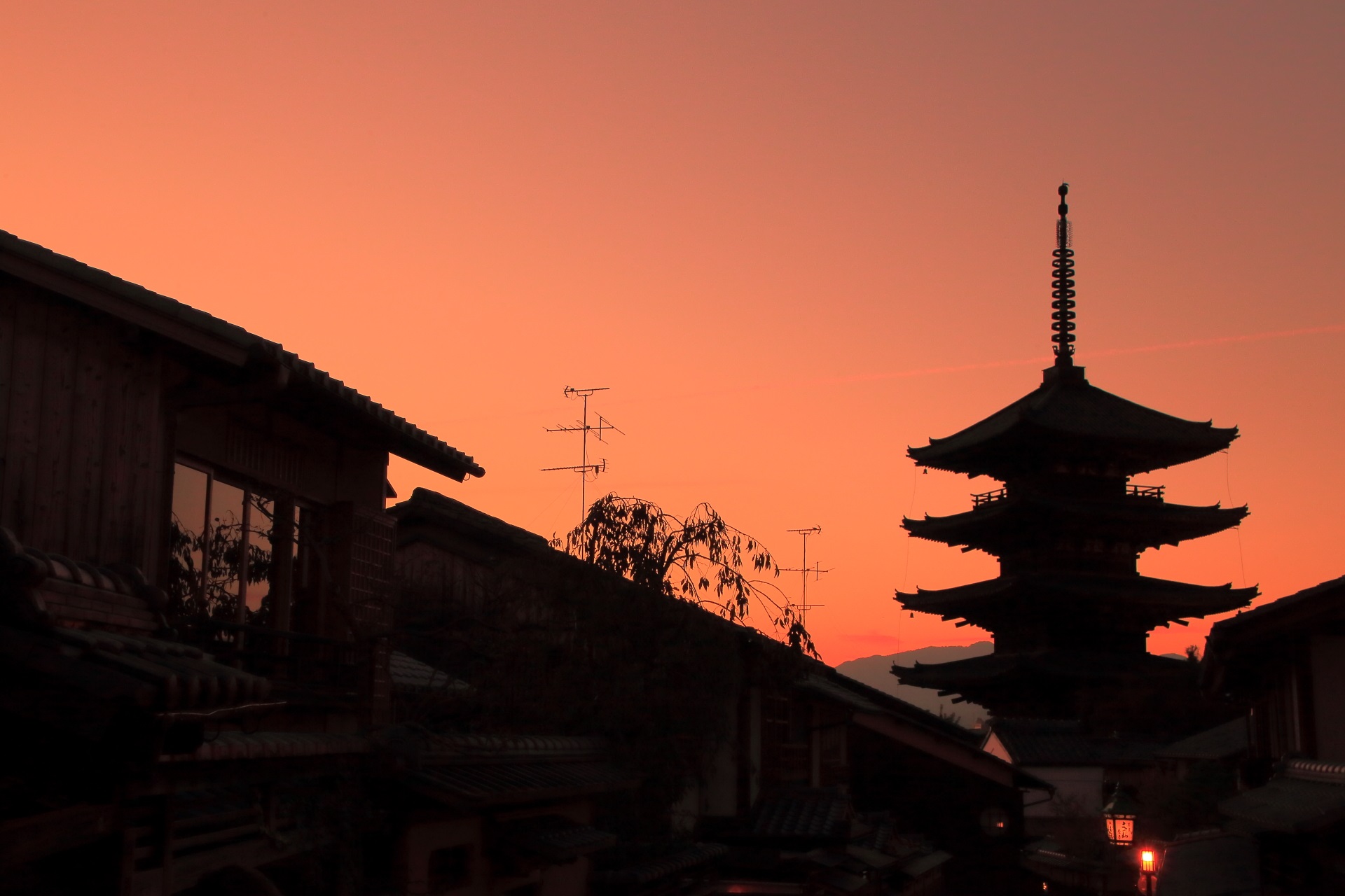 美しい夕焼けに佇む祇園の象徴の八坂の塔