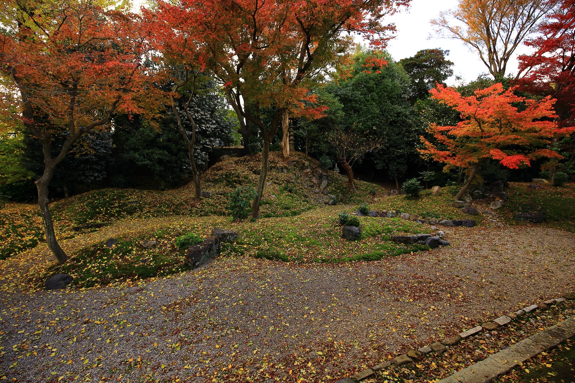 紅葉や散り銀杏などの多彩な秋色につつまれる趣きある龍華苑