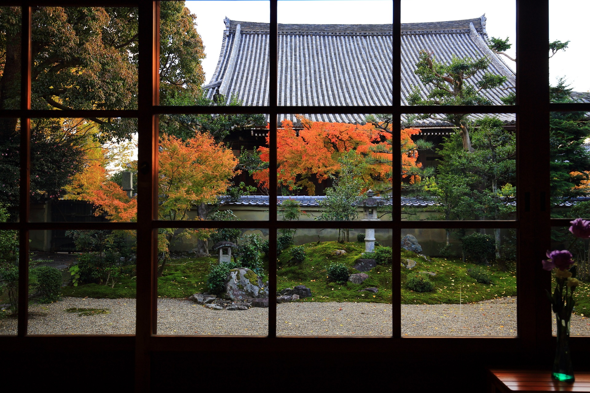 立本寺の雄大な本堂と淡い苔を彩る紅葉