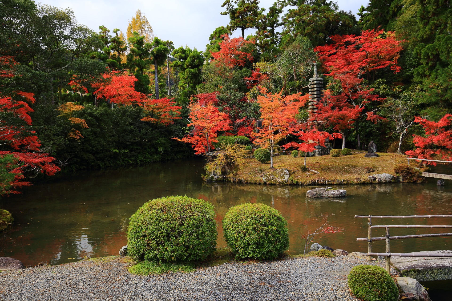 色とりどりの紅葉につつまれた嵯峨釈迦堂の川中島