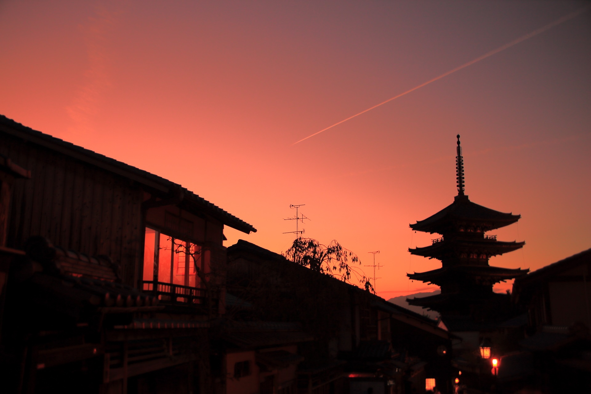 日が暮れ灯りがともった祇園の街と夕焼け