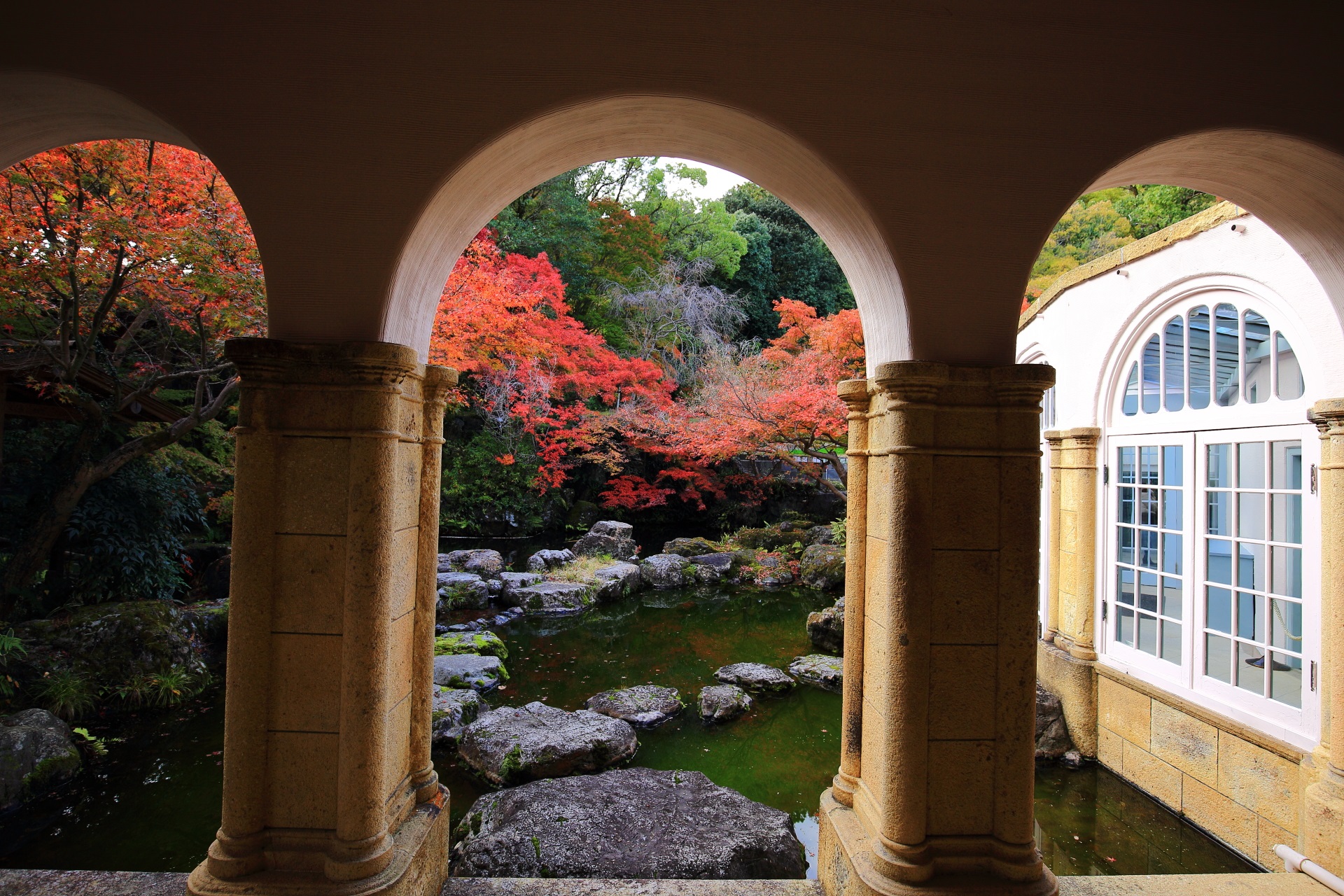 大山崎山荘美術館の絶品のレトロな紅葉