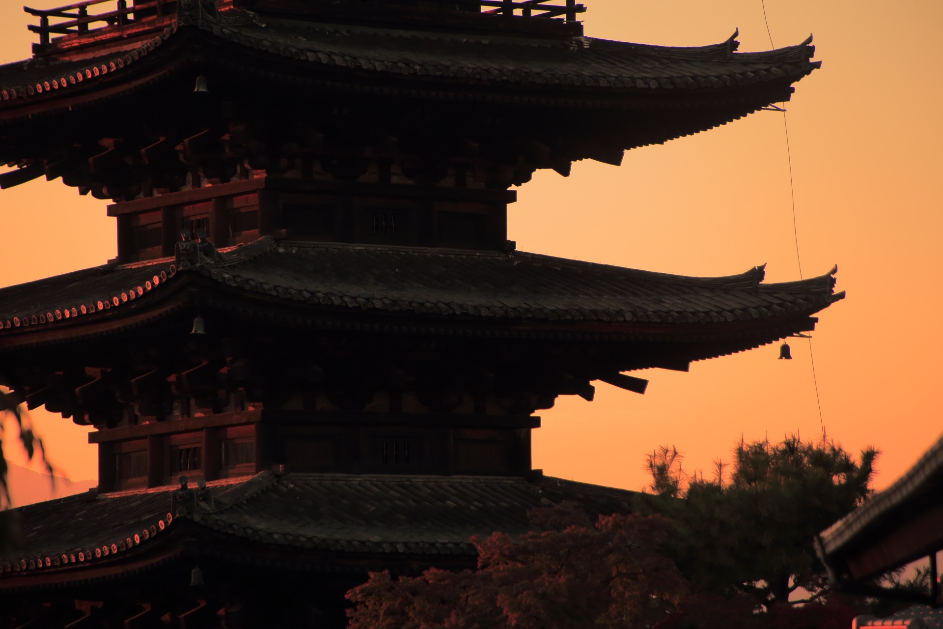 夕陽に照らされる京都祇園の象徴の八坂の塔