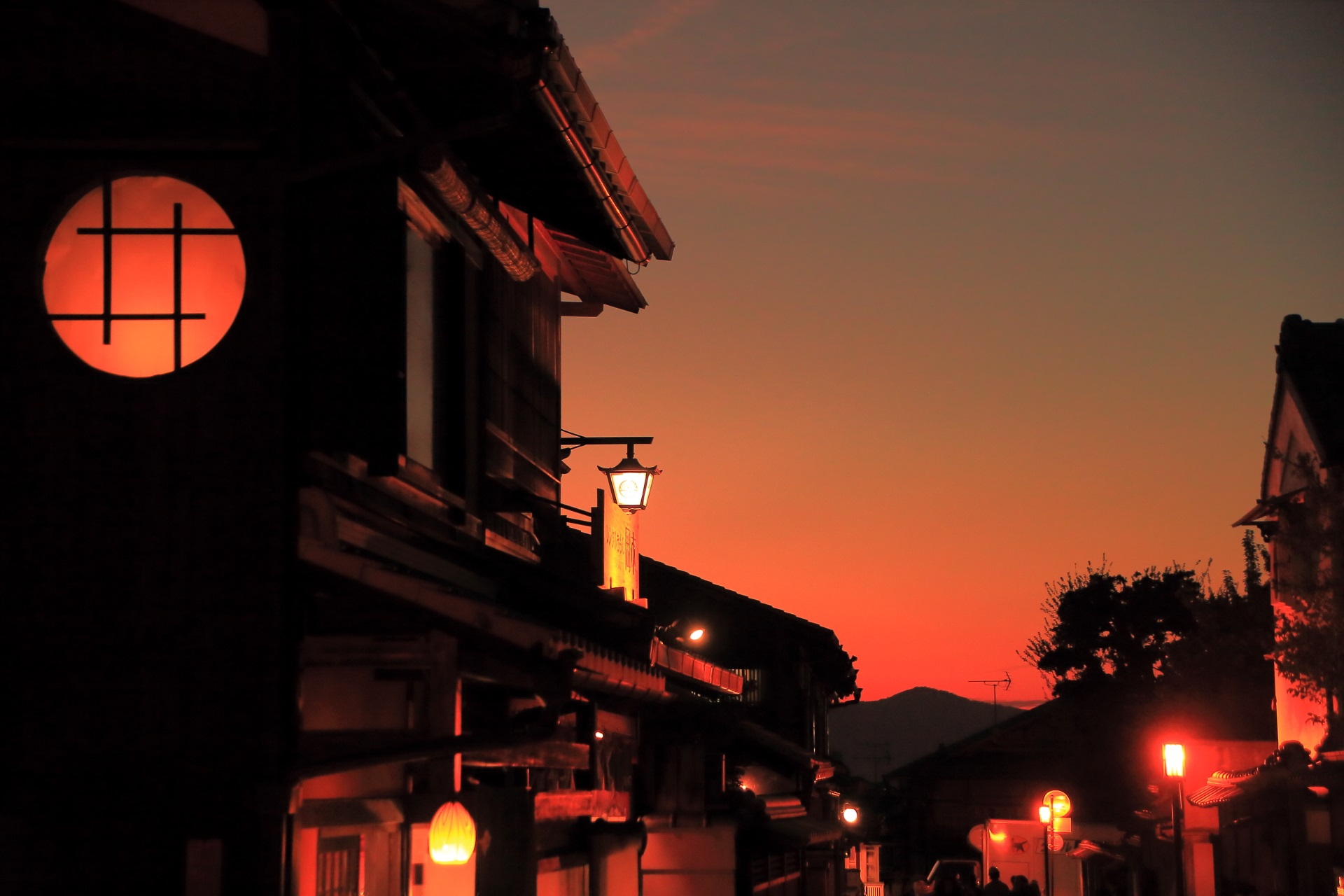 八坂の塔や祇園の街並みと素晴らしい夕焼けと情景