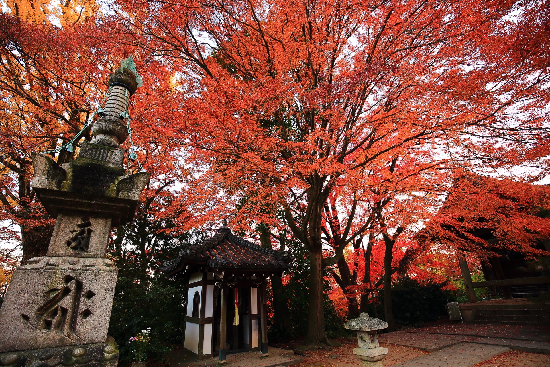 山崎聖天の宝篋印塔と溢れる紅葉