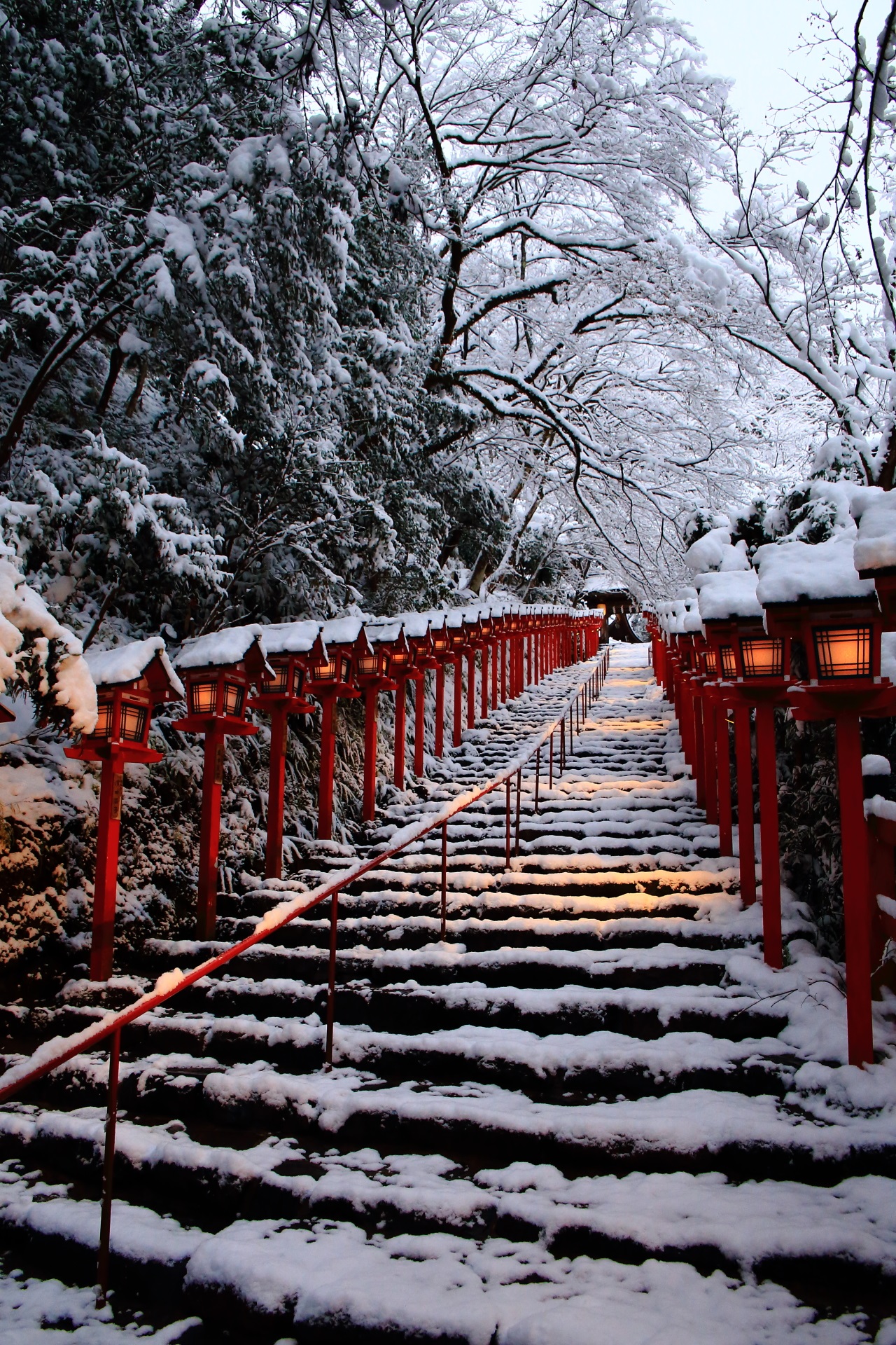 貴船神社の燈籠が灯す美しすぎる雪景色