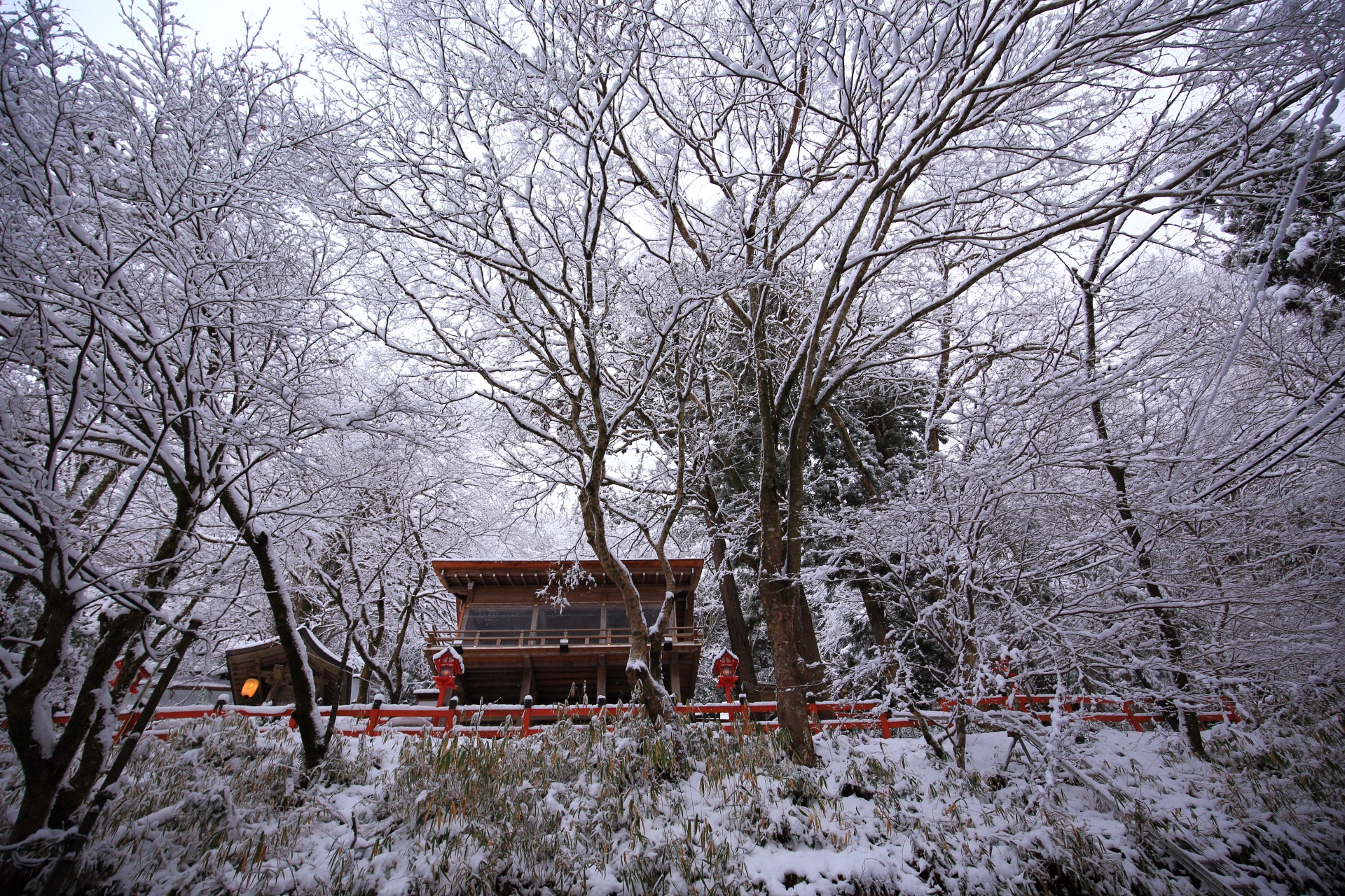 下から見上げた貴船神社の龍船閣と雪景色