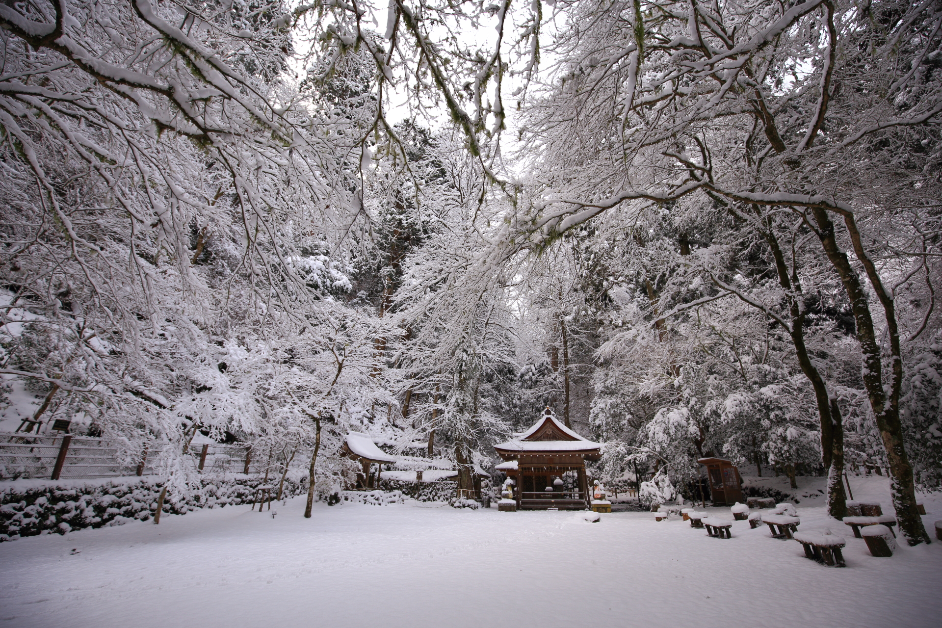 貴船神社の奥宮の素晴らしい冬景色と雪の情景