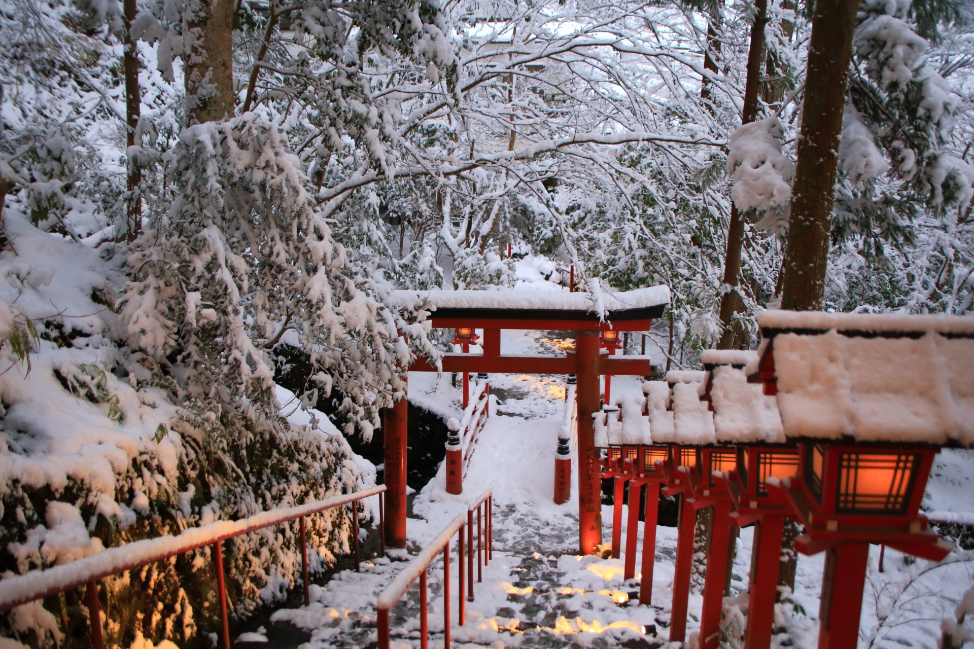 貴船神社の上から眺めた雪の石段と燈籠