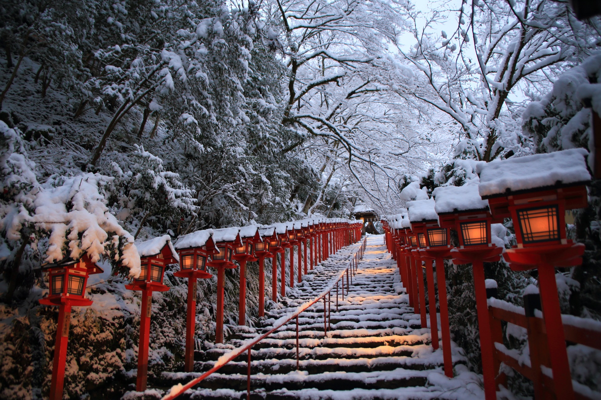 真っ白な冬色に染まる貴船神社の石段
