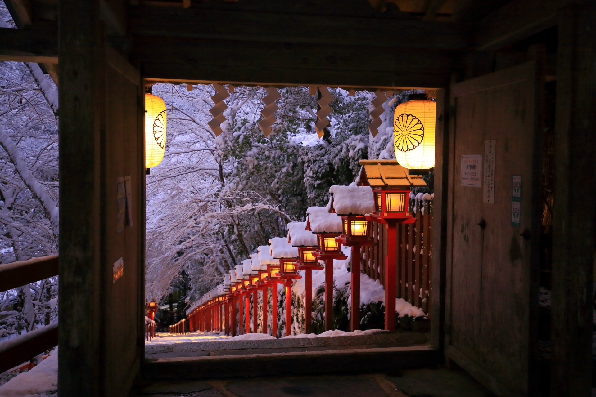 貴船神社の赤い燈籠の立ち並ぶ石段