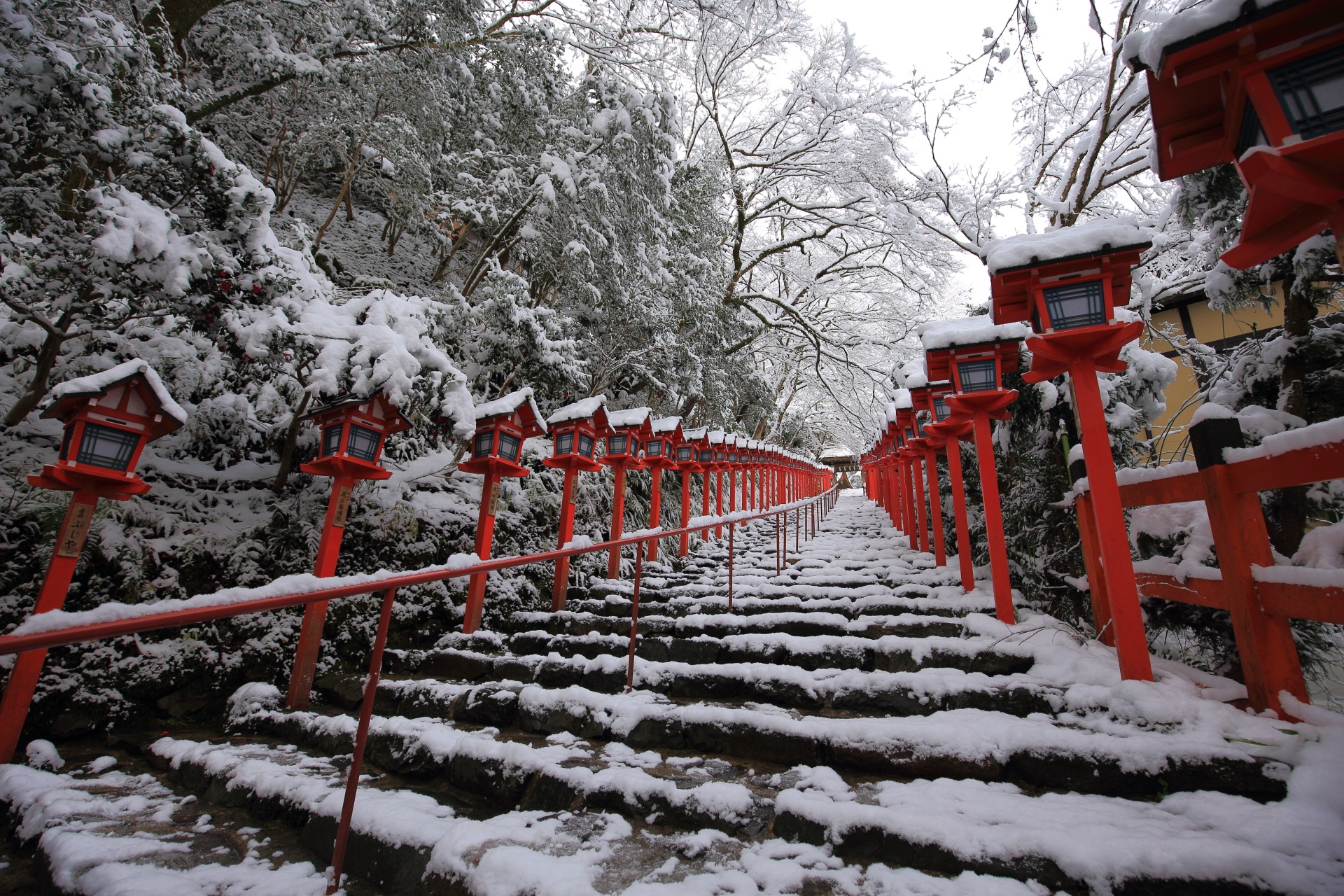 一瞬の美しさの貴船神社の雪景色