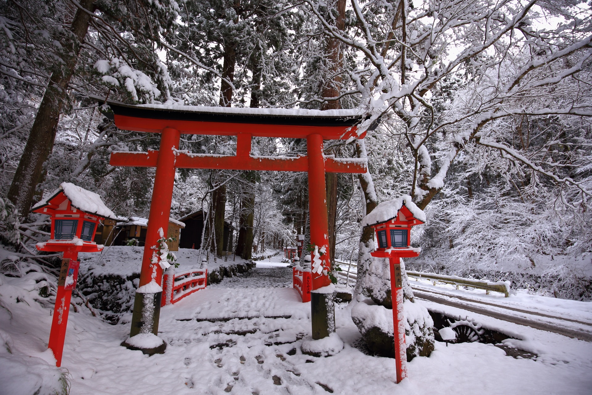貴船神社の奥宮へ続く参道の雪景色