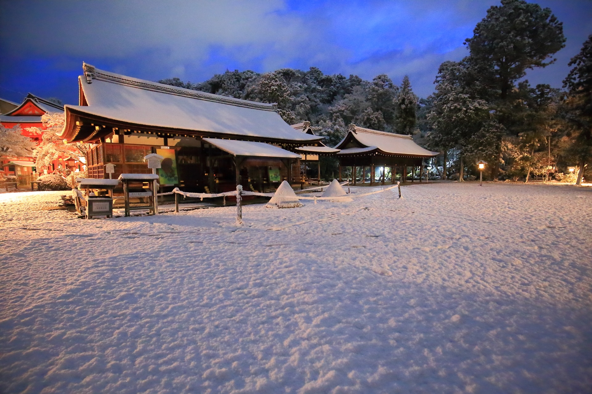 上賀茂神社の息をのむ雪の光景