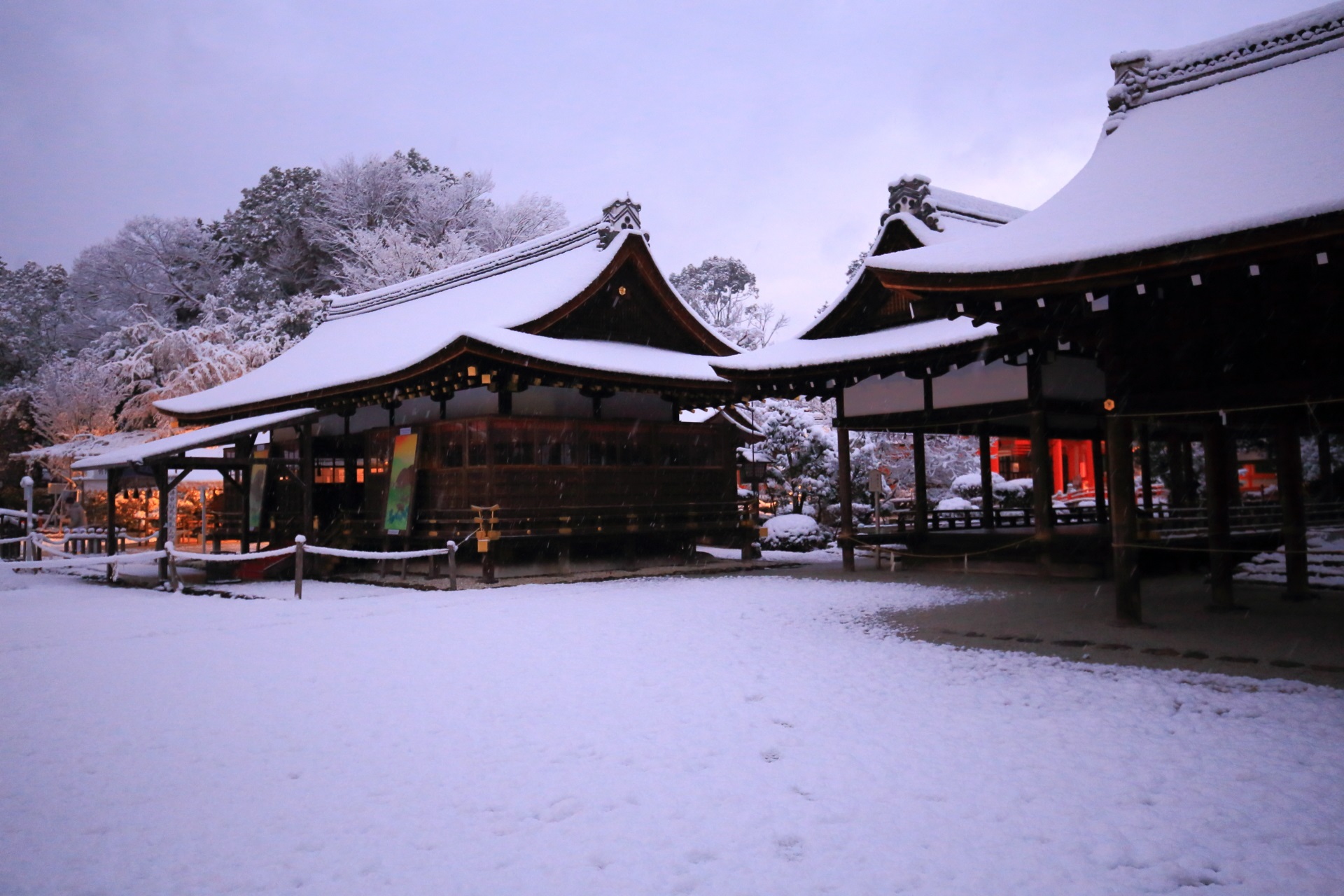 雪降る上賀茂神社の細殿と土舎